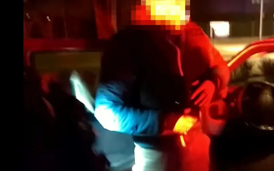 Řidič na drogách měl na sobě balistickou vestu. Mám ji místo chráničů na koloběžku, tvrdil