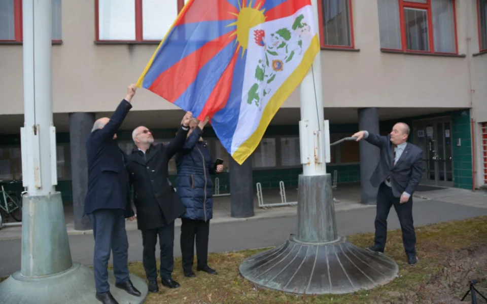 Hradec Králové vyvěsil Tibetskou vlajku. Přidala se i další města v kraji