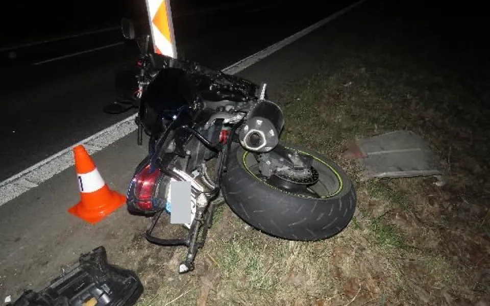 Motorkář nezvládl svoji motorku. Spadl přímo pod kola protijedoucího vozu