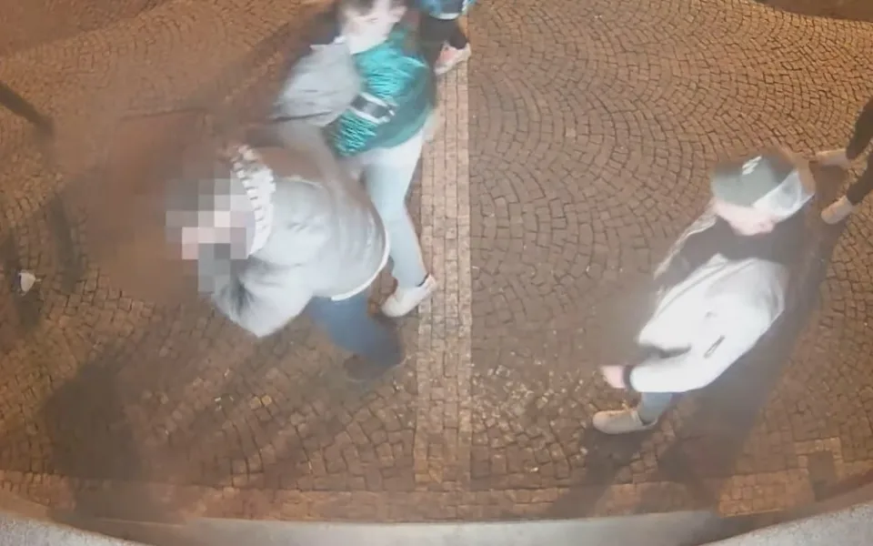 Osm mužů v centru Hradce Králové napadlo dva mladíky. Oba skončili v nemocnici