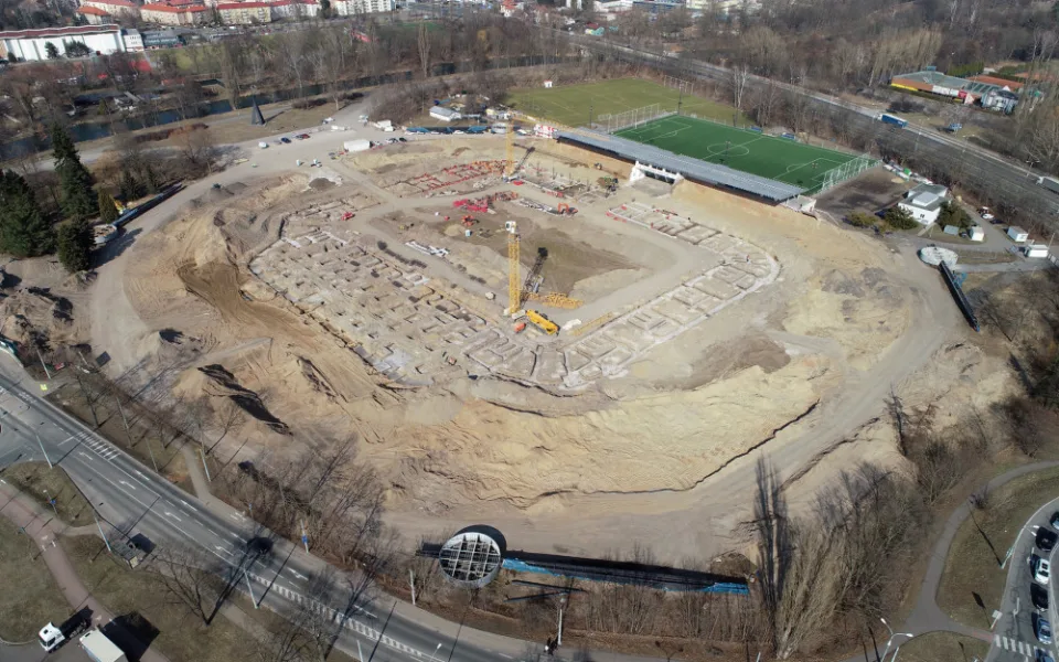 Z ptačí perspektivy dostává stadion v Hradci Králové konkrétní tvary
