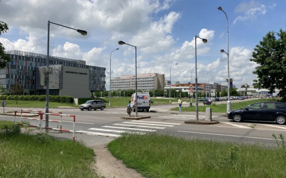 Semafory zůstanou na křižovatce u hradecké nemocnice až do rekonstrukce Milety