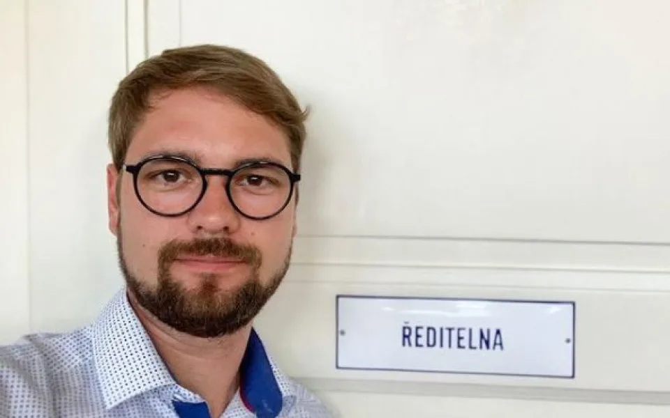 Sedět na dvou židlích zároveň moc dobře nelze. Poslanec Havel jako ředitel hradeckého gymnázia končí