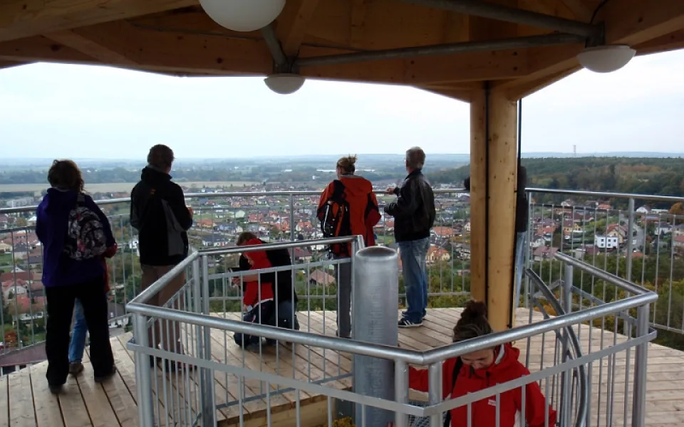 Rozhledna Milíř ve Vysoké nad Labem start sezony nestihne. Nemá ji kdo opravit