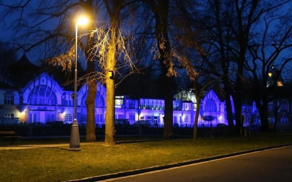 Hučák v Hradci Králové bude dnes večer svítit modře. Přidává se ke kampani Česko svítit modře
