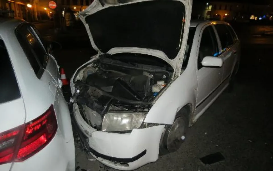 Opilý řidič neudržel auto na silnici a narazil do zaparkované Audi. Způsobil čtvrtmilionovou škodu