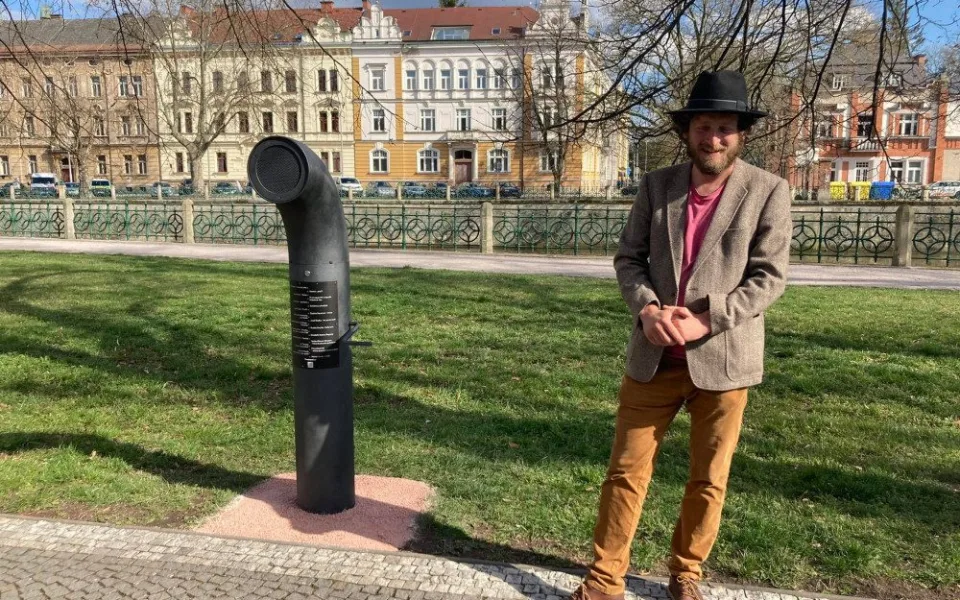 Hradec Králové má svůj Poesiomat. Přehraje R.U.R., hokejové fanoušky i písničkáře Horáka