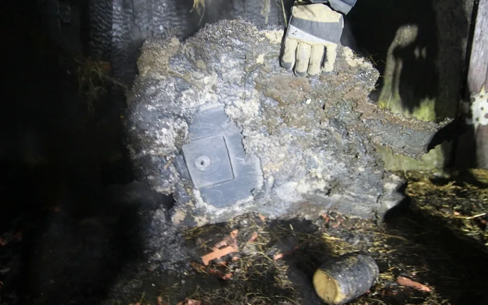 Popel do plastové popelnice nepatří. Požár poničil dům v Dobrušce