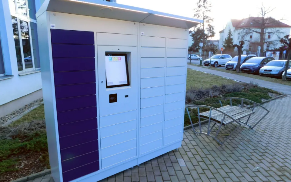 Výdejní box hradecké knihovny ve Wonkově ulici