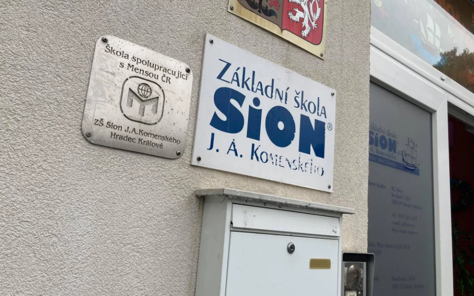 Škola Sion je ve sporu s rodiči kvůli školnému. Některým žákům přerušila výuku