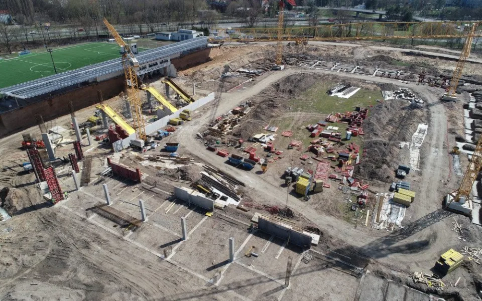 Zastupitelé Hradce neschválili tým pro jednání se Strabagem o zdražení fotbalového stadionu