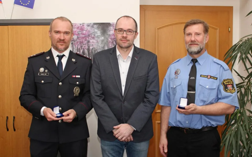 Dva policisté zachránili život napadenému muži. Radnice ve Dvoře Králové je ocenila