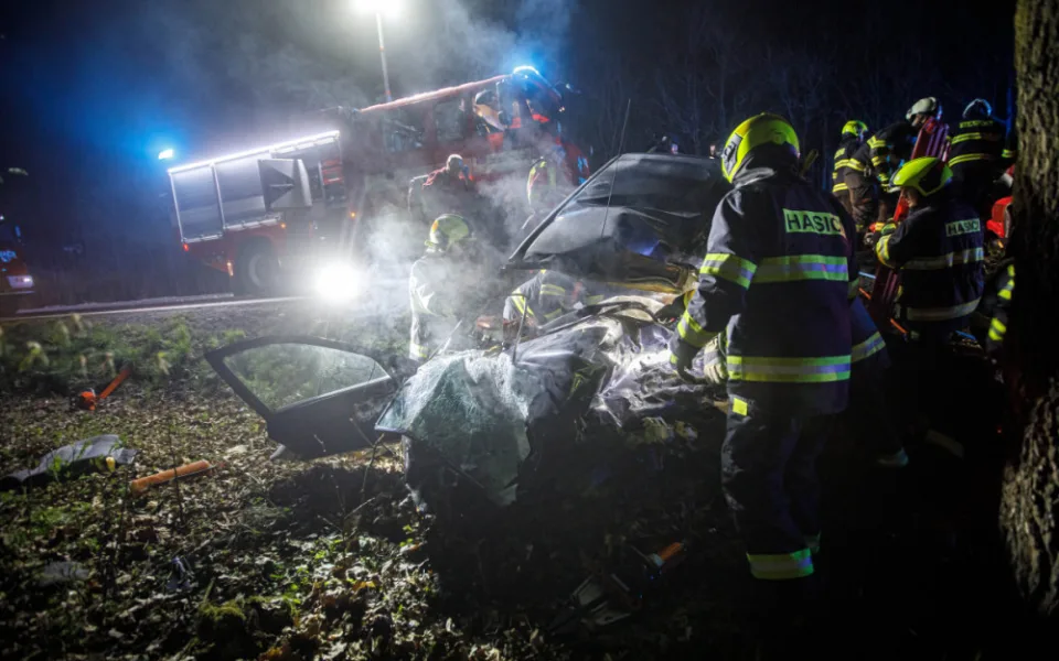 Tragická nehoda omezila dopravu u Dobrušky. Jedna mrtvá, další dvě osoby zraněné