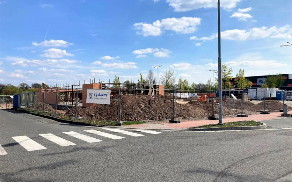 Stavba řetězce McDonald´s v zóně Hradubická