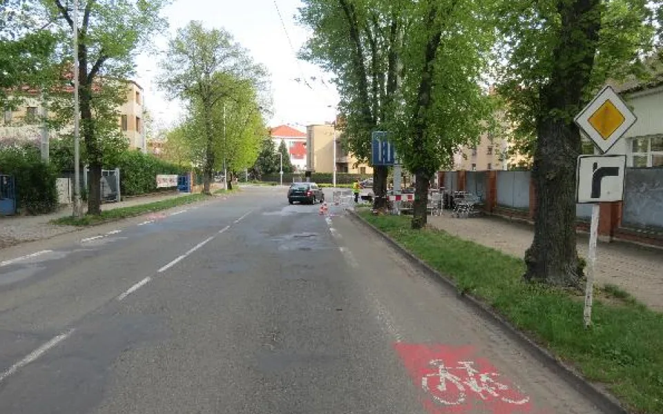 Řidičce vypadlo batole z auta. Samo si mělo otevřít dveře a odpoutat se