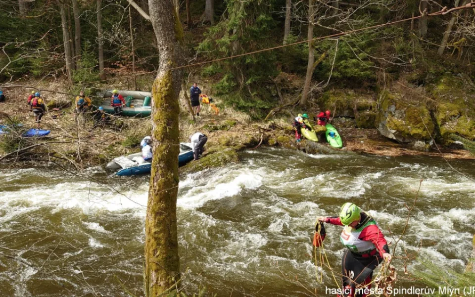 Na Labi pod Špindlerovým Mlýnem se převrhl raft. Jeden z vodáků zemřel
