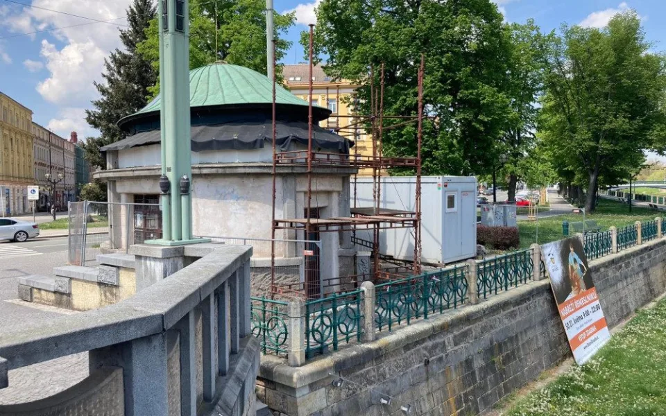 Hradec Králové se pustil do oprav posledního kiosku. První se začal opravovat před šesti lety