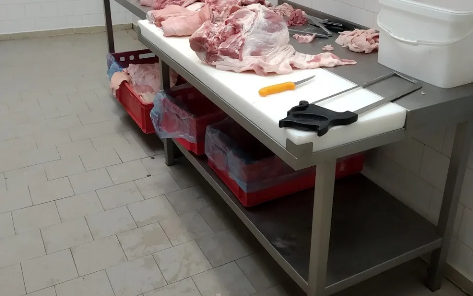 Vepřové maso objevené v nelegální bourárně