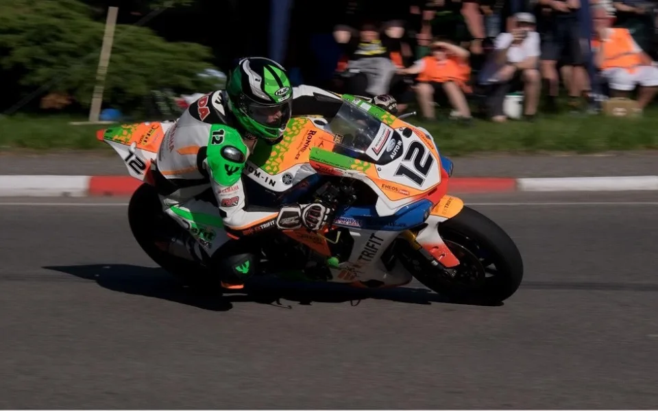Motocyklový závodník na okruhu v Hořicích