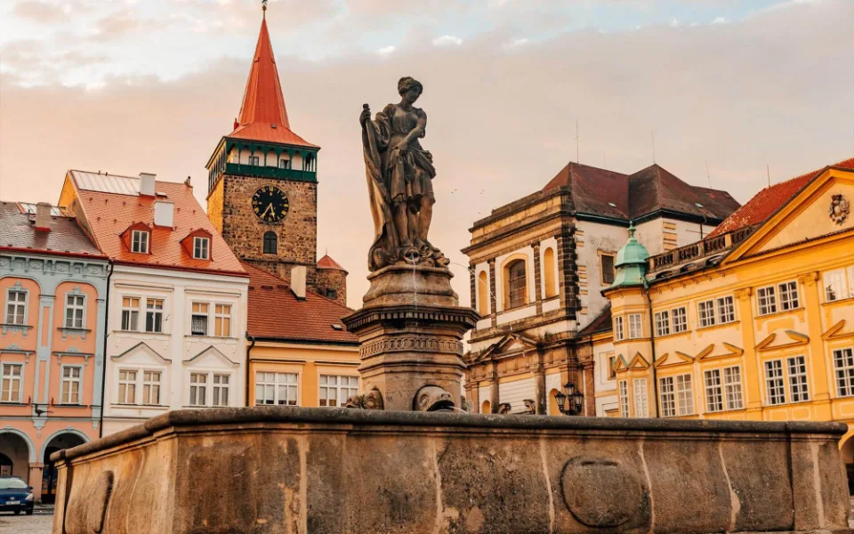 Jičín vybral restaurátorku, která opraví historickou kašnu se sochou Amfitrité na Valdštejnově náměstí