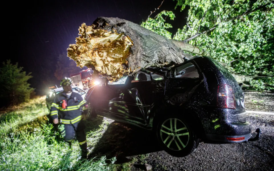 Přes noc měli hasiči plné ruce práce. V Dobrušce spad na auto strom