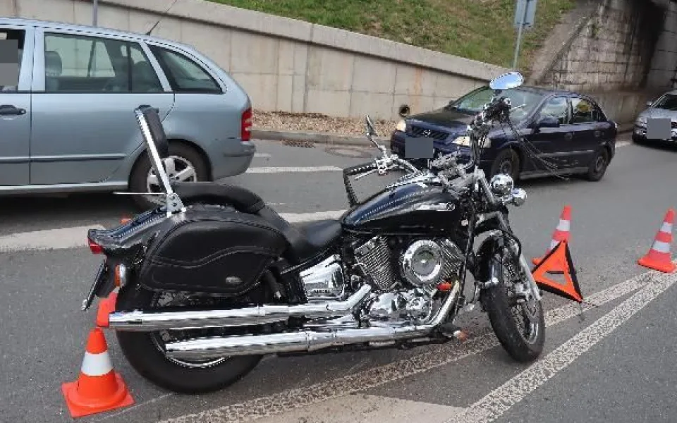 Motorkáře v Náchodě srazil kamion. Řidič tahače z místa bez povšimnutí ujel