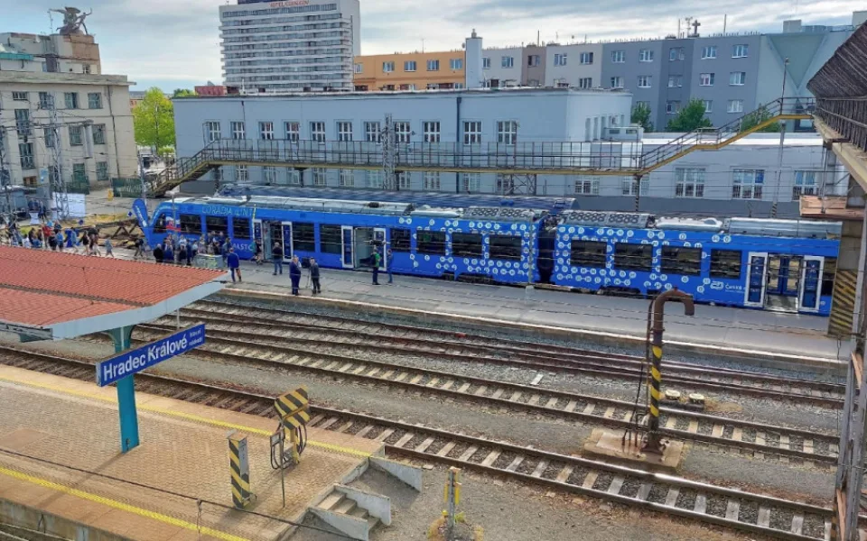 Do hradeckého kraje dorazil první vlak na vodík. S cestujícími projel trasu z Hradce do Jičína