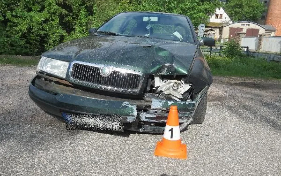 Mladík pod vlivem prorazil svým autem bránu. Z místa odjel a auto nechal stát opodál