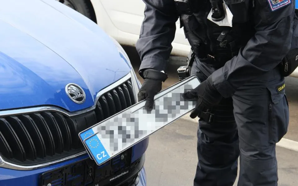Řidič nezaplatil přes tři desítky pokut. K tomu ho donutila až silniční kontrola a zabavené značky