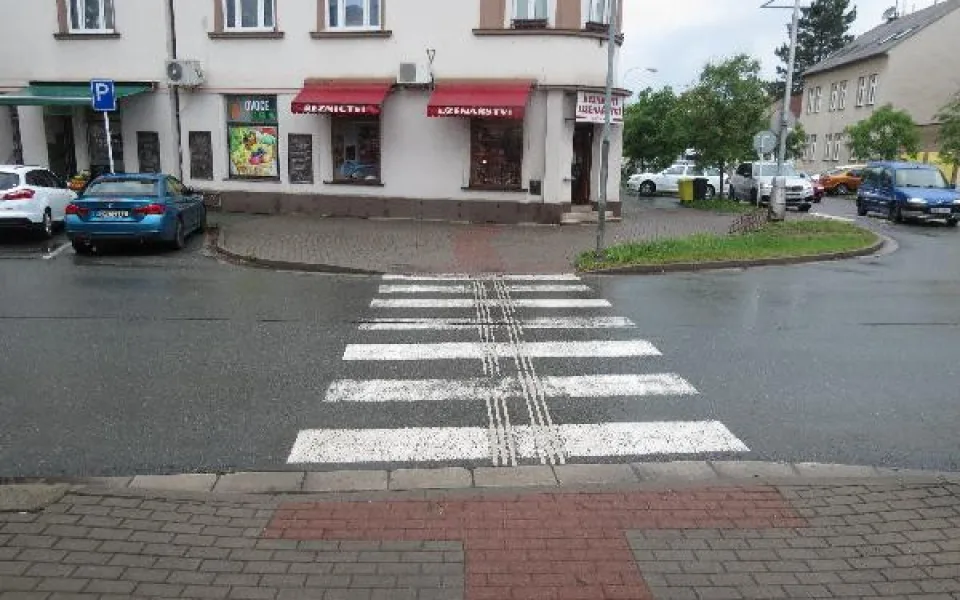 Řidič v Hradci Králové srazil malou dívku. Z místa ujel, pátrá po něm policie