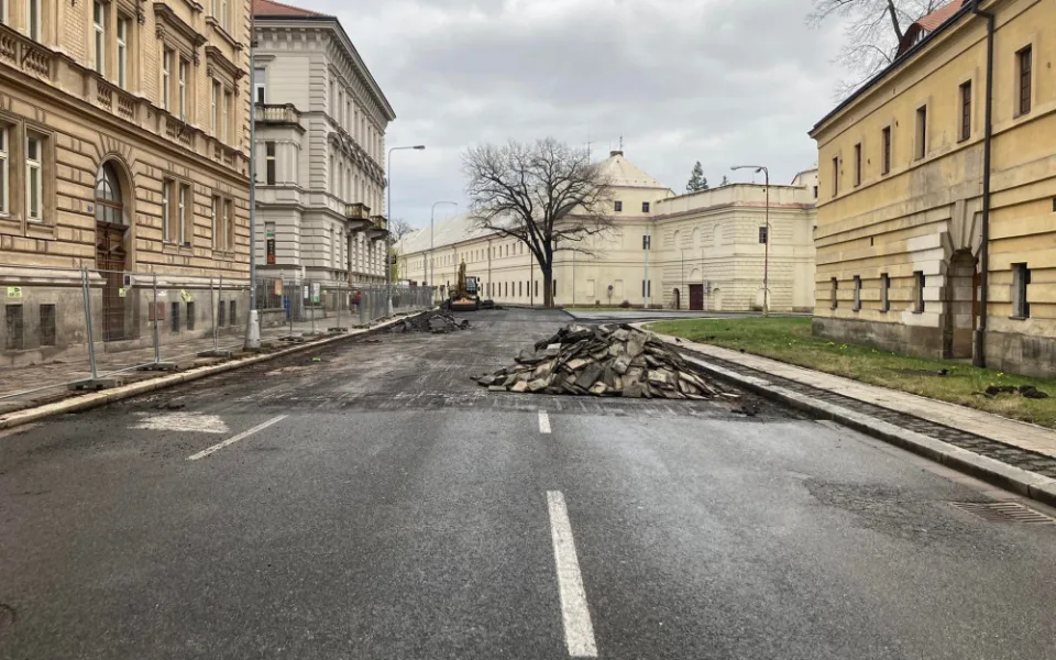 Uzavření křižovatky Fortna výrazné komplikace v dopravě nepřineslo. Na její stavbě město ušetří