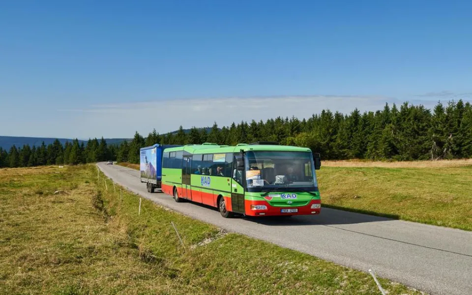 O víkendu vyjedou cyklobusy. Zájemce dovezou do Krkonoš, Českého ráje i Polska