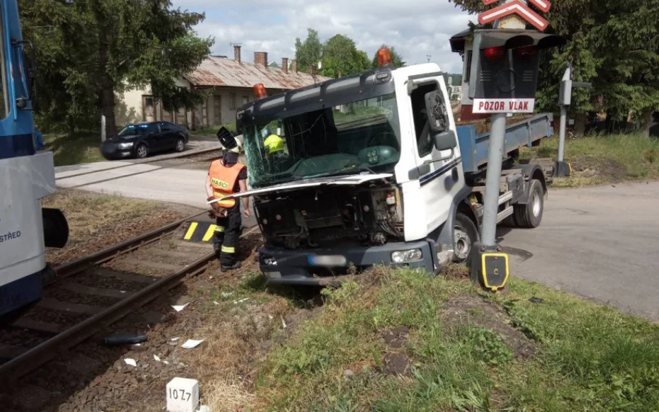 Na Trutnovsku se střetl vlak s nákladním autem. Řidič vozidla je v péči zdravotníků