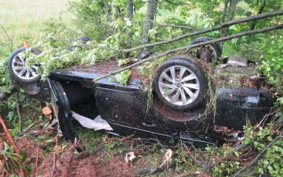 Řidič nezvládl rychlou jízdu a s autem vyletěl ze silnice. Auto skončilo na střeše, muž v péči lékařů