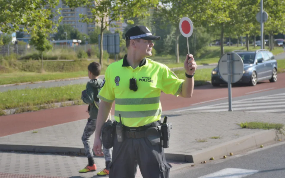 Městská policie Hradec Králové hledá pomocníky, kteří dohlédnou na přecházení dětí u škol