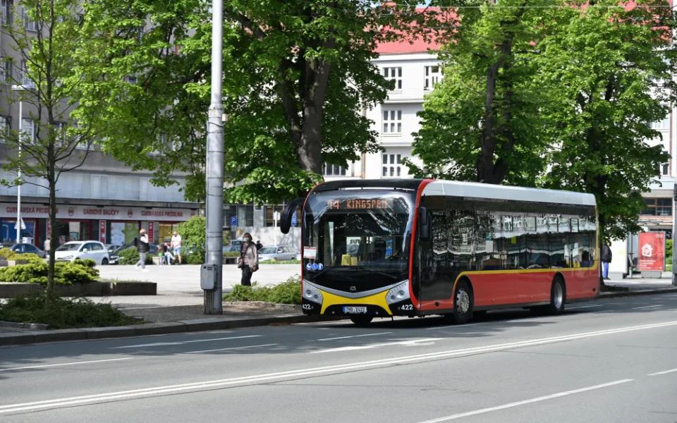 Hradeckému dopravnímu podniku v práci chybí 50 řidičů. Od zítřka dojde k omezení dopravy