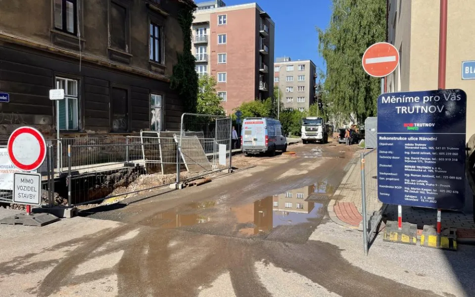 Rekonstrukce Národní ulice v Trutnově jde do druhé etapy. Řidiči tudy stále neprojedou