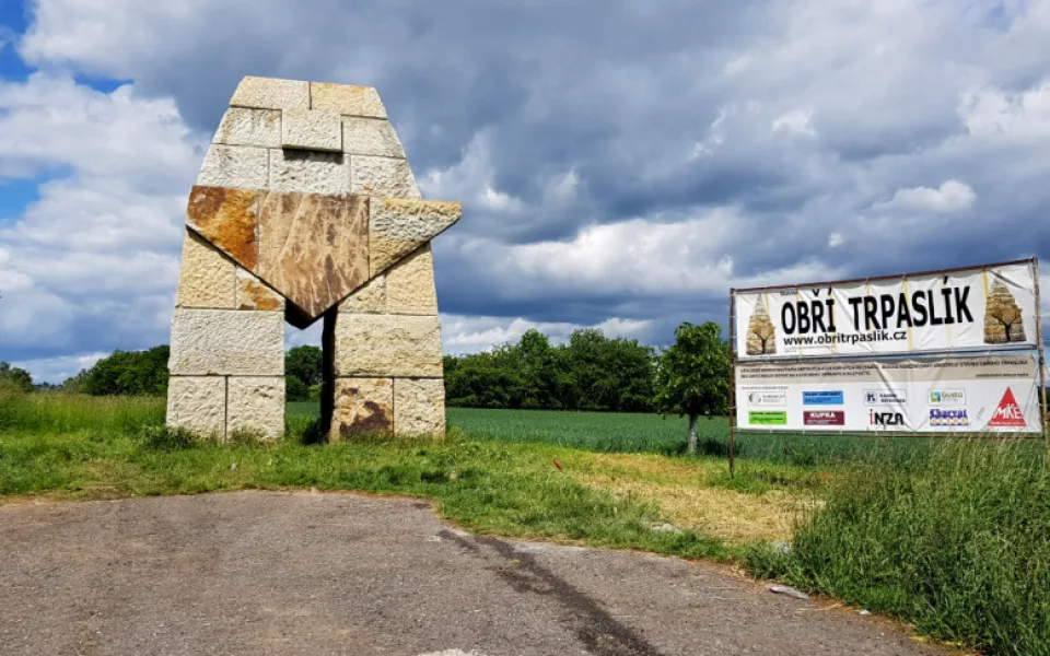 Obří trpaslík u Hořic je zase o něco vyšší, už mu chybí jenom čepice. Bude vážit 20 tun