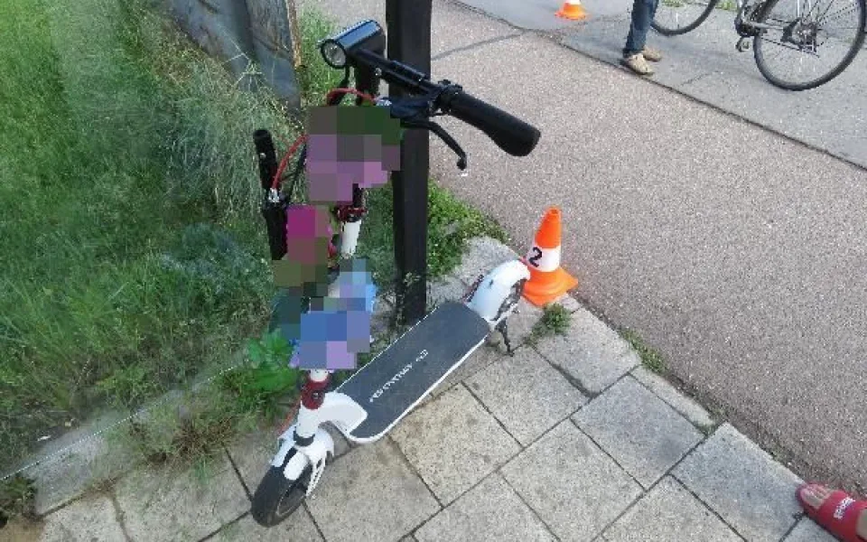 Žena na elektrokoloběžce měla dvě nehody během pěti minut. Srazila dva cyklisty