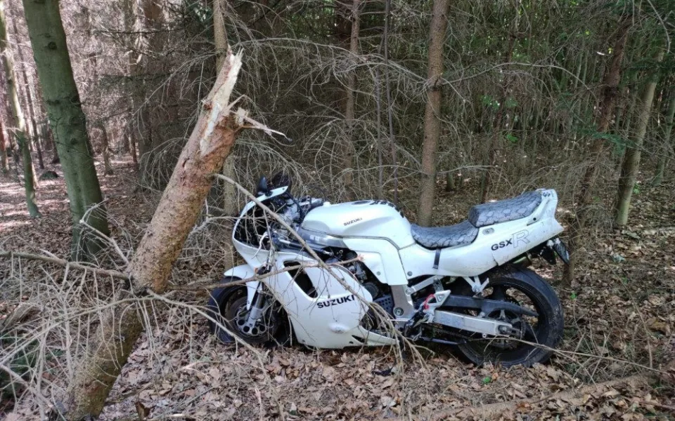 Tragický víkend na silnicích. V hradeckém kraji po nehodách zemřeli dva motorkáři