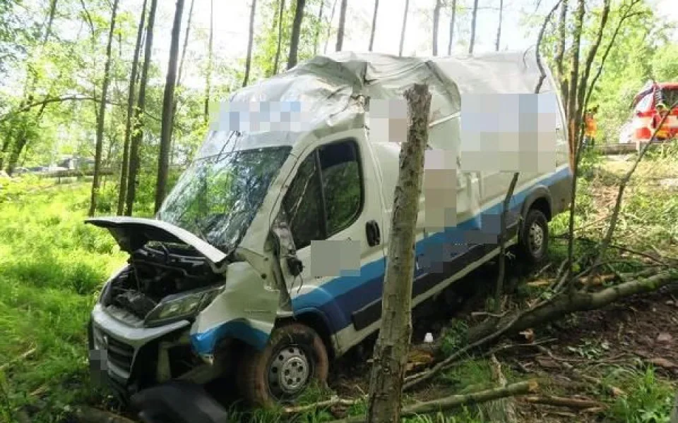 Únava může za zhruba pětinu nehod. Řidič dodávky usnul a sjel do příkopu, skončil v nemocnici