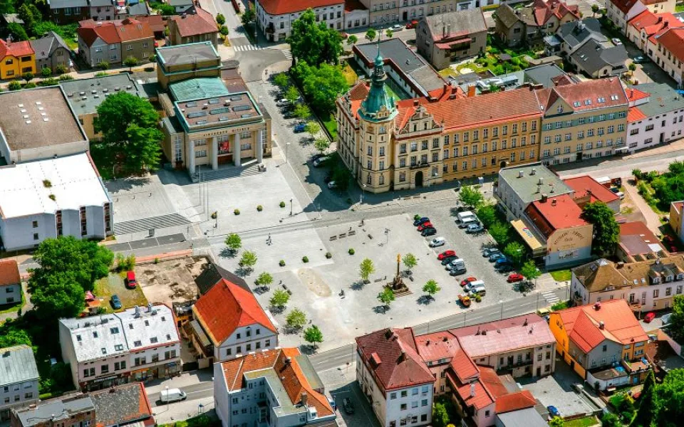Opravená radnice v Hronově zahájí provoz koncem června. Rekonstrukce vyšla na 57 milionů