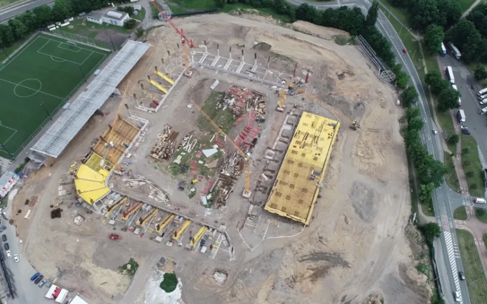 Krátké video zachycuje prvních 15 týdnů stavby nového fotbalového stadionu v Hradci Králové