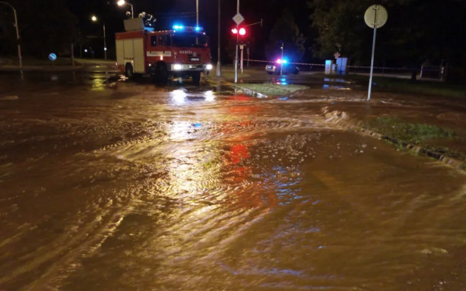 Za zaplavení křižovatky v Lipkách mohlo vodovodní potrubí z počátku 60. let minulého století