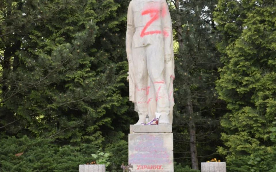 Z památníku v Jaroměři zmizela posprejovaná socha rudoarmějce. Je v areálu muzea