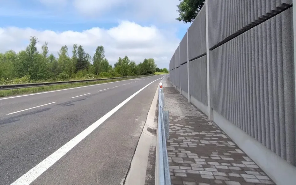 Jičínský obchvat od města dělí nová protihluková stěna. Lidem z Nového Města se ulevilo
