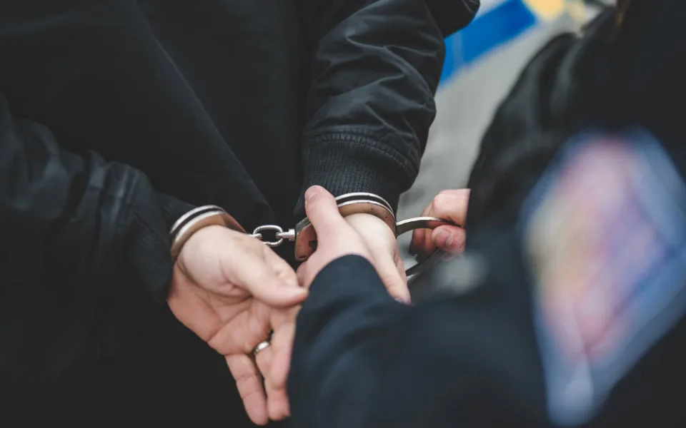 Mladík se pokusil ujet policejní hlídce. Když s autem zapadl, přesednul si na zadní sedačku