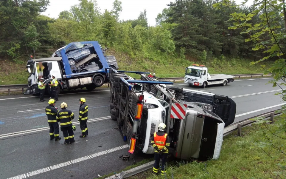 Z kamionu se vysypala nová auta. Dopravní nehoda uzavřela hlavní tah na Náchod