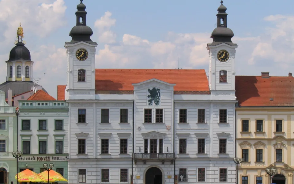 Stará radnice na hradeckém náměstí prošla další etapou oprav. Tentokrát se památkáři zaměřili na okna