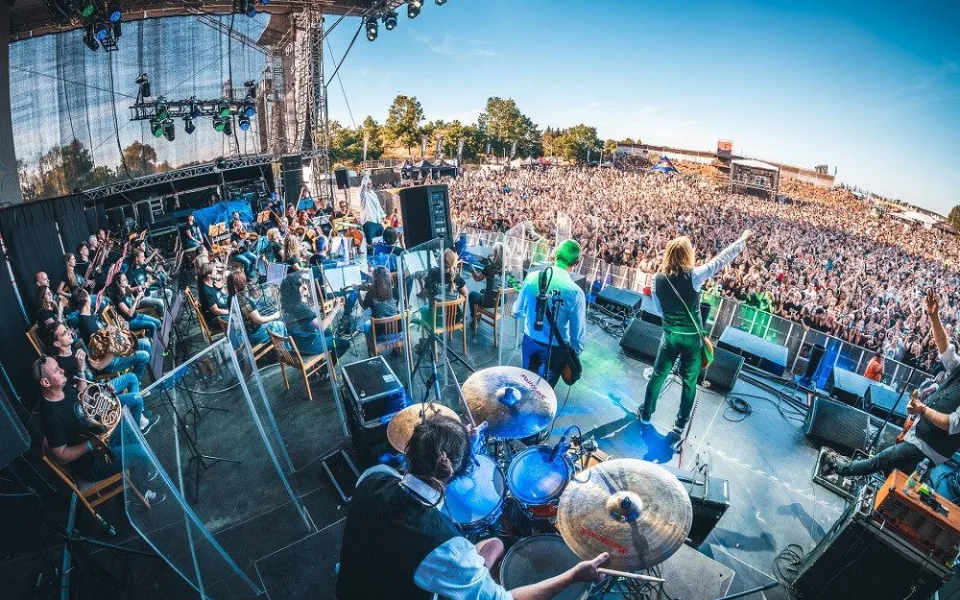 V Hradci Králové začal festival Rock for People. Pořadatelé očekávají přes 30 tisíc lidí